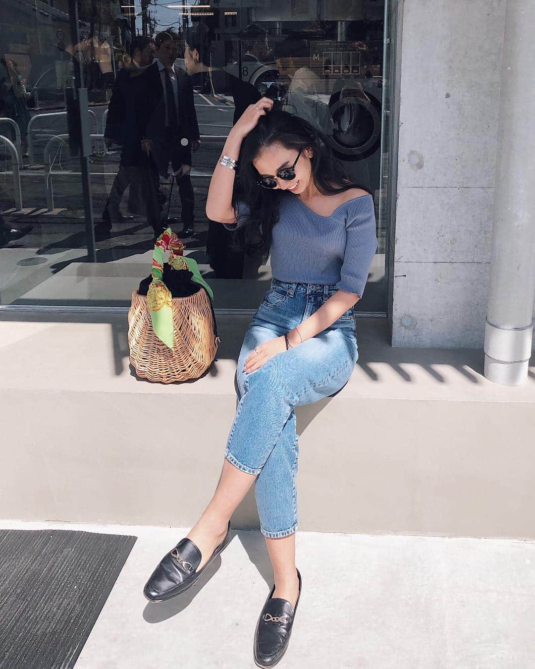 のインスタグラム：「ニット一枚でもお出掛けできるくらい暖かい🌸 . . . . . #knit / @fifth_store  #denim / #nagonstans #shoes / #zara  #bag / #tsurubymarikooikawa  fifthは30%OFFだったよん👏🏾 . . . . . #ootd#coordinate#fifth#fifthtl#outfit#nagonstans#zara#tsurubymarikooikawa#rayban #ハイウエストデニム#ニット#春コーデ#フィフス#プチプラコーデ#イレギュラーネック5分袖ニット#プチプラコーデ#プチプラファッション」
