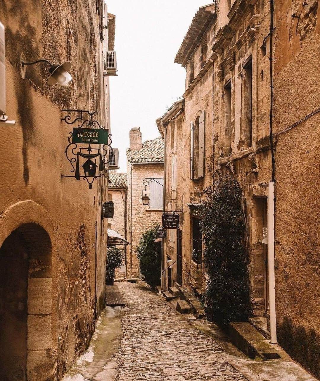 Lonely Planetさんのインスタグラム写真 - (Lonely PlanetInstagram)「'The next stop on our #Provence road trip was to one of the most dramatically picturesque villages in the region: #Gordes. Part of the ‘Plus Beaux Villages de #France’, (the most beautiful villages of France), Gordes tumbles down the hillside over a number of tiers; the sharp drop of the Vaucluse plateau waiting below. Flanked by ancient Cyprus trees and neatly presented gardens, the village is yet another maze of ‘calades’ or narrow streets.' – @twins_that_travel #lpinstatakeover」4月6日 19時00分 - lonelyplanet