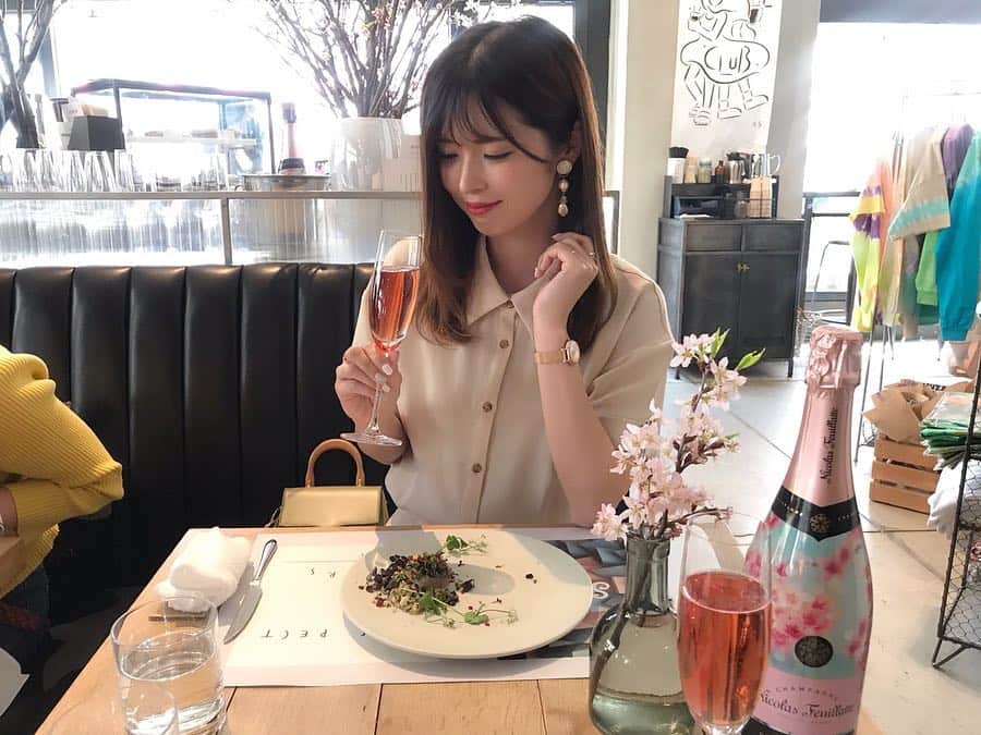 haruru0724さんのインスタグラム写真 - (haruru0724Instagram)「今日は @satoeri626 と 目黒川でお花見してきたよ♡ 今日は暖かくてお花見日和🌸 桜がとっても綺麗でした🌸 . . 桜祭りを開催中の目黒川沿いにある 中目黒ストールレストラン @stall_nakameguro で、ランチもしてきました💕 . . 販売数量フランス国内No.1の シャンパーニュ·メーカ 『ニコラ·フィアット』 @nicolasfeuillatte から新発売された限定ボトルを飲みました！ 私シャンパン苦手で、あまり飲んだことなかったのですが これは飲みやすくて美味しい！！😳✨ お酒好きのえりちゃんも 美味しいって言ってましたよ😂♡ しかも、ボトルには日本の桜が描かれていて 今の時期にピッタリ✨ お料理も美味しくて、贅沢な時間でした😌 . . 明日4/7までお店で飲めるみたいなので 是非行ってみて下さい♡ . . . #ニコラフィアット #stall_nakameguro #sakura #さくら #桜 #お花見 #目黒川の桜 #目黒川桜まつり #お花見デート #桜吹雪 #お花見日和 #カフェ巡り #cafe巡り #カフェ好き #カフェご飯 #カフェめぐり #中目黒カフェ #中目黒ランチ #中目黒 #中目黒グルメ #中目黒散歩 #目黒川桜 #カフェスタグラム #カフェ部 #シャンパン #mamagirl #インスタ映え #インスタ映えスポット #インスタ映えカフェ #フォトジェニック」4月6日 19時01分 - haruru0724