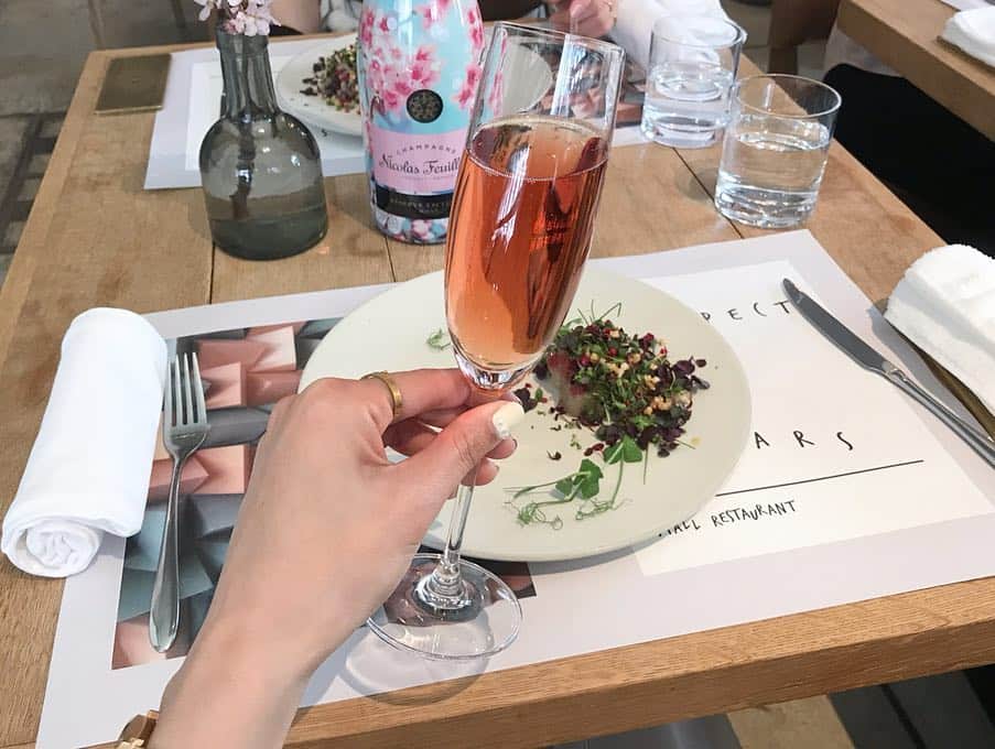 haruru0724さんのインスタグラム写真 - (haruru0724Instagram)「今日は @satoeri626 と 目黒川でお花見してきたよ♡ 今日は暖かくてお花見日和🌸 桜がとっても綺麗でした🌸 . . 桜祭りを開催中の目黒川沿いにある 中目黒ストールレストラン @stall_nakameguro で、ランチもしてきました💕 . . 販売数量フランス国内No.1の シャンパーニュ·メーカ 『ニコラ·フィアット』 @nicolasfeuillatte から新発売された限定ボトルを飲みました！ 私シャンパン苦手で、あまり飲んだことなかったのですが これは飲みやすくて美味しい！！😳✨ お酒好きのえりちゃんも 美味しいって言ってましたよ😂♡ しかも、ボトルには日本の桜が描かれていて 今の時期にピッタリ✨ お料理も美味しくて、贅沢な時間でした😌 . . 明日4/7までお店で飲めるみたいなので 是非行ってみて下さい♡ . . . #ニコラフィアット #stall_nakameguro #sakura #さくら #桜 #お花見 #目黒川の桜 #目黒川桜まつり #お花見デート #桜吹雪 #お花見日和 #カフェ巡り #cafe巡り #カフェ好き #カフェご飯 #カフェめぐり #中目黒カフェ #中目黒ランチ #中目黒 #中目黒グルメ #中目黒散歩 #目黒川桜 #カフェスタグラム #カフェ部 #シャンパン #mamagirl #インスタ映え #インスタ映えスポット #インスタ映えカフェ #フォトジェニック」4月6日 19時01分 - haruru0724