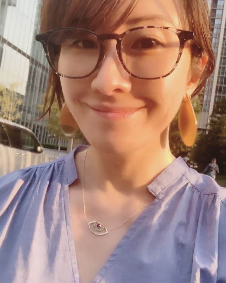 風間ゆみえのインスタグラム：「ブラウス一枚で出かけた今日、夕暮れ時にもストールがあれば安心なあたたかさ☺️✨ ブラウス @la_marine_francaise_official ピアス @maisondereefur  ネックレス @lights_of_surya  メガネ @zoff_eyewear」