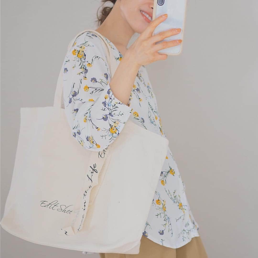 田中亜希子さんのインスタグラム写真 - (田中亜希子Instagram)「今日は暖かなお花見日和の一日でしたね！ お兄ちゃんが合宿へ行っているので 弟とのんびりお散歩してみたり。  日中はヒートテックを中に着て、その上にシャツで過ごせました＾＾ @fifth_store の#Vネックフラワーブラウス ホワイトMサイズ  さわやかな小花柄が明るい印象のコーディネートに仕上げてくれます。イエローのお花が可愛いです。 @editsheen_store の#ロゴキャンバストートバッグ でカジュアルに。  #プチプラ#プチプラコーデ#fifth#fifthtl#フィフス#エディットシーン#editsheen #bag#バッグ#zozo#低身長#低身長コーデ#低身長ファッション #おちびの輪」4月6日 19時15分 - akiico