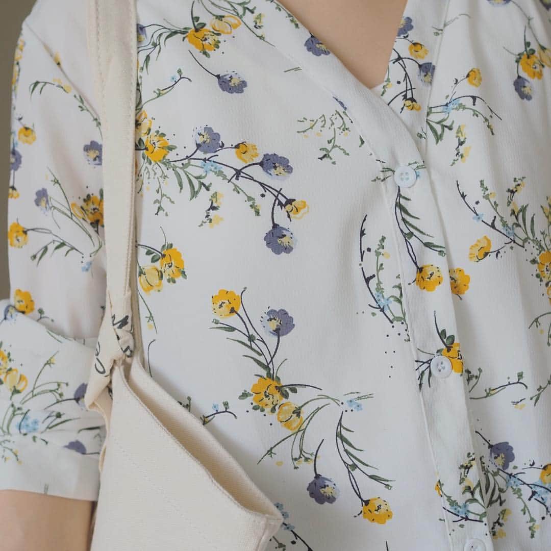 田中亜希子さんのインスタグラム写真 - (田中亜希子Instagram)「今日は暖かなお花見日和の一日でしたね！ お兄ちゃんが合宿へ行っているので 弟とのんびりお散歩してみたり。  日中はヒートテックを中に着て、その上にシャツで過ごせました＾＾ @fifth_store の#Vネックフラワーブラウス ホワイトMサイズ  さわやかな小花柄が明るい印象のコーディネートに仕上げてくれます。イエローのお花が可愛いです。 @editsheen_store の#ロゴキャンバストートバッグ でカジュアルに。  #プチプラ#プチプラコーデ#fifth#fifthtl#フィフス#エディットシーン#editsheen #bag#バッグ#zozo#低身長#低身長コーデ#低身長ファッション #おちびの輪」4月6日 19時15分 - akiico