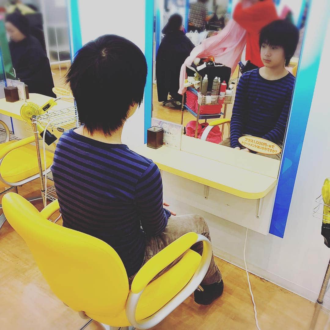 木山裕策さんのインスタグラム写真 - (木山裕策Instagram)「四男もいよいよ中学生。 今までは僕がカットしてたのですが、これからはお店でね😙」4月6日 19時10分 - kiyamayusaku