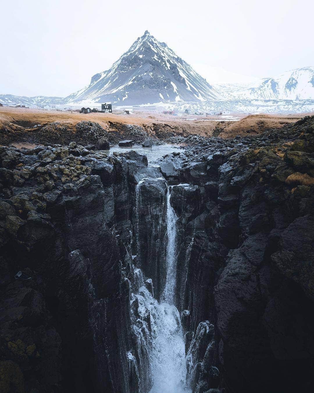 Discover Earthさんのインスタグラム写真 - (Discover EarthInstagram)「This beautiful shot from Iceland might look like a waterfall, but it is actually the ocean crashing against the rocks ! 🏔🇮🇸 Share this with people who want to discover Iceland ! — 📍#DiscoverIceland — 📸 Photo by @jameslloydcole ​」4月6日 19時11分 - discoverearth