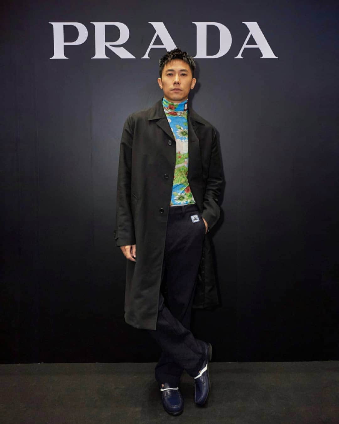 デスモンド・タンのインスタグラム：「Are you feeling Prada in the air today? I do.  Loving the splash of colours and relaxed yet refined silhouette of the latest Spring-Summer 2019 collection!  @Prada #Prada #PradaSS19 #PradaParagon #PradaSingapore  Special thanks: Hairstyling: @ryan_yap」