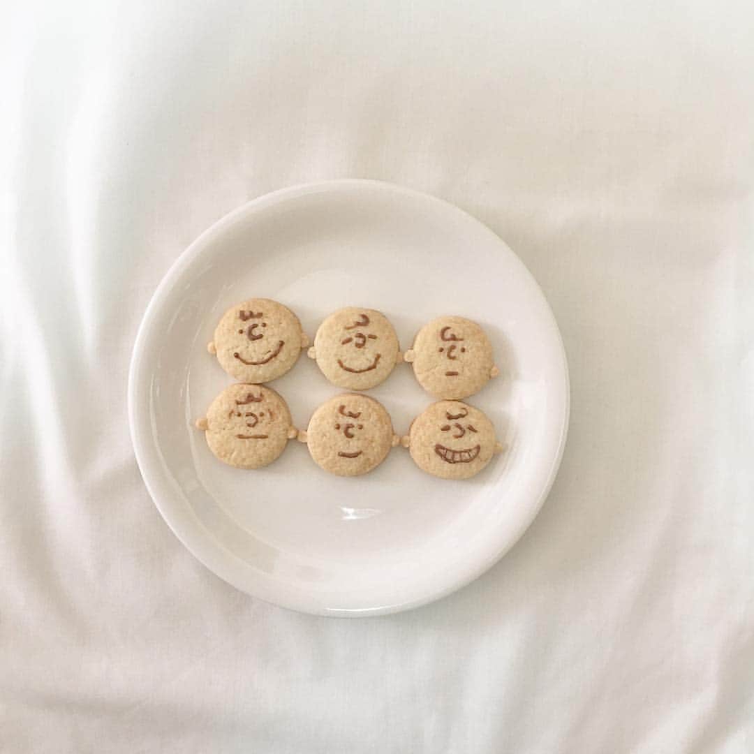 のインスタグラム：「#チャーリーブラウン﻿ おうちカフェで作りたい♡﻿ ﻿ プレーンのクッキーをデコレーションしたチャーリーブラウンのクッキー✨﻿ ﻿ かわいすぎる見た目にキュンキュン💓﻿ ﻿ ぜひ参考にしてみてください🎀﻿ ﻿ photo by @14____mi ﻿﻿﻿ Sucle のBASEにて、Sucleオリジナル巾着ポーチを販売中✨﻿ ﻿ プロフィールのURLかストーリーズのURLからジャンプできるので、ぜひチェックしてみてください！﻿ ﻿ @sucle_ では紹介する写真を募集中👧🏻﻿﻿ ﻿﻿﻿﻿﻿ ﻿﻿﻿﻿﻿﻿﻿﻿﻿﻿﻿﻿﻿ タグ付けやハッシュタグをつけてくれた投稿からもピックアップした写真をリポストしています！﻿﻿﻿﻿﻿﻿﻿﻿﻿﻿﻿﻿﻿﻿ #sucle をつける か このアカウントをタグ付けして投稿してね📸﻿﻿﻿﻿﻿﻿﻿﻿﻿﻿﻿﻿﻿﻿ ﻿ ﻿ #クッキー #チャーリーブラウン #プレーンクッキー ﻿ #チャーリーブラウン好き #スヌーピー #おうちカフェ #お家カフェ #カフェ活 #カフェ好き  #チョコペン  #キャラクッキー #クッキー好き #置き画 #置き画倶楽部﻿ #インスタ映え #シュクレ #フォトジェニック #ファッション #お洒落 #かわいい #置き画くら部 #おしゃれさんと繋がりたい #おしゃれ #お洒落さんと繋がりたい #可愛い #ootd #おきがくらぶ﻿﻿ ﻿」