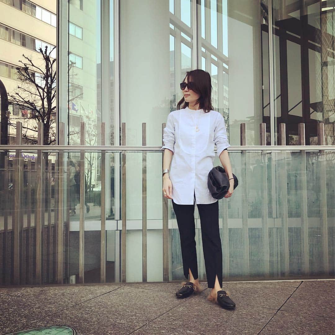liiiiche23のインスタグラム：「・ ・ ポカポカ陽気🌞 シャツ1枚でちょうどよかった🌞 シャツは @uniqlo JW ANDERSON ♡ 今日は美味しいランチ😋 まさかの1000円で飲み放題が付けれて、昼から飲みすぎた🍷🍾 最後は帰り道に咲いてた、満開の桜🌸 ・ ・ #code #coordinate #fashion #outfit #outfitoftheday #ootd #dailylook #dailylook_japan #todaylook #uniqlo #uniqloginza #uniqlojwanderson #jwanderson #ユニクロ #beautyandyouth #ビューティアンドユース #gucci #guccishoes #グッチ #bottegaveneta #ボッテガヴェネタ #clutchbag #クラッチ #oliverpeoples」