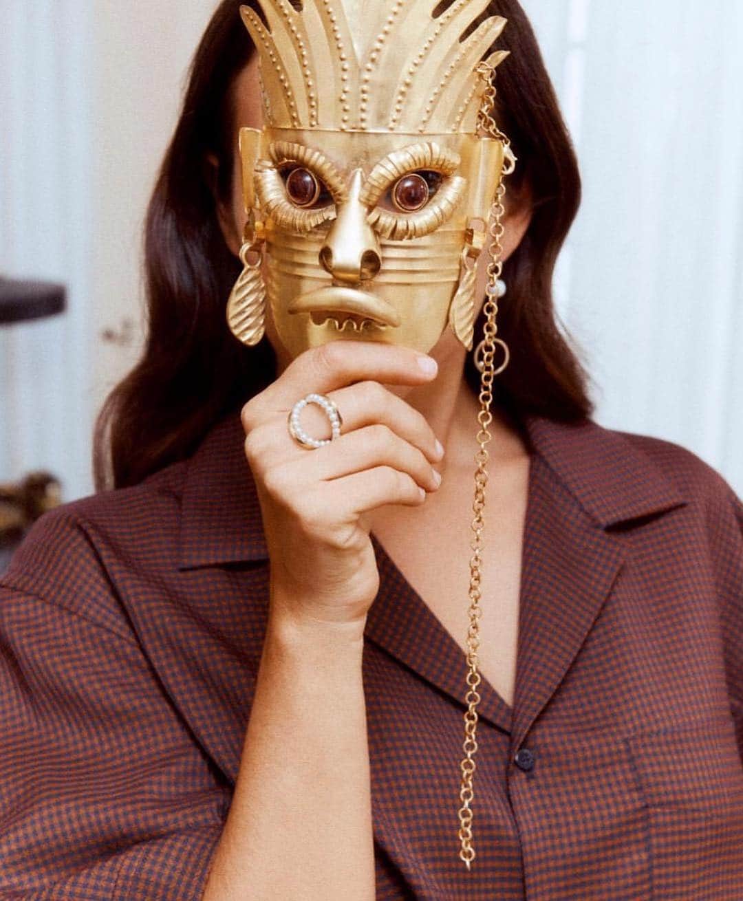 デルフィナデレトレズさんのインスタグラム写真 - (デルフィナデレトレズInstagram)「“The jewellery designer making surreal look chic” read my story on ELLE.UK words by @alicemcavanagh ✍🏻💕 wearing a golden mask I’ve created 10 years ago   #delfinadelettrez #delfinadelettrezeditorial」4月6日 19時26分 - delfinadelettrez