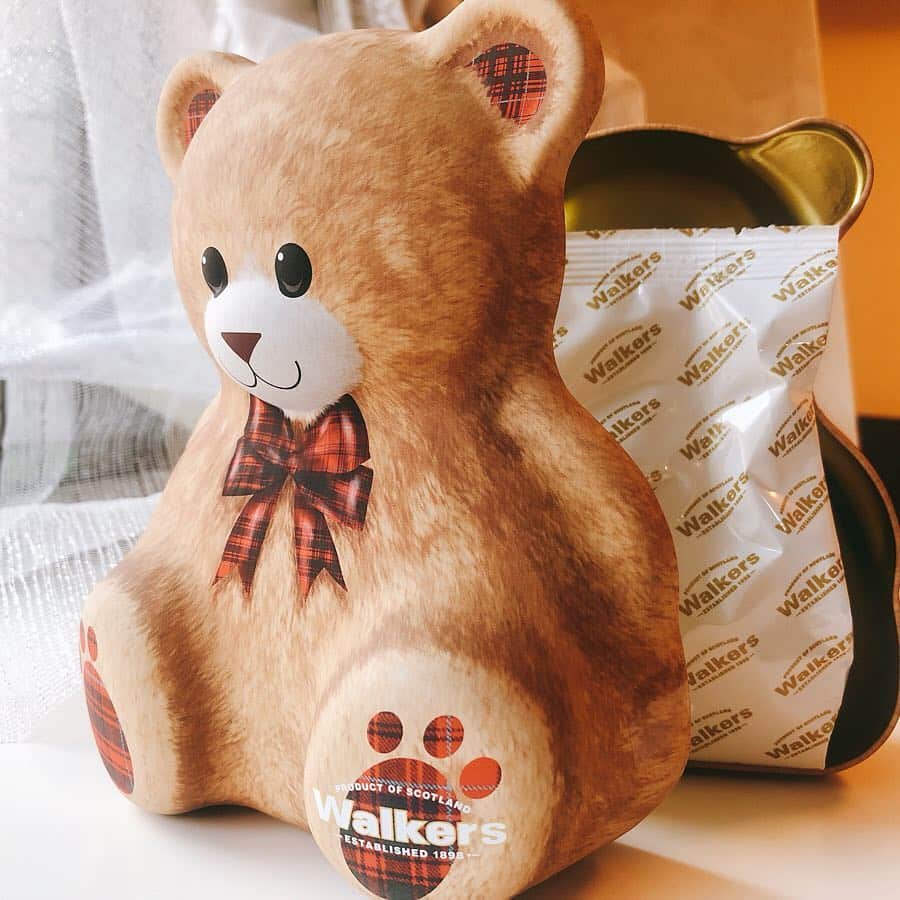 里井真由美さんのインスタグラム写真 - (里井真由美Instagram)「ウォーカーズ walkers のショートブレッド♪ ・ ・ 通常はスティックが多いですが、これは丸サイズ。くまちゃんの缶に袋でザクザク入ってます。 🐻🐻🐻癒されつつ 食べ進むぅぅぅ。 ・ ・ #walkers #ショートブレッド#クマ#くま#ありが糖運動#スイーツ#ギフト #1級フードアナリスト里井真由美 #三菱食品#ウォーカー」4月6日 19時27分 - mayumi.satoi