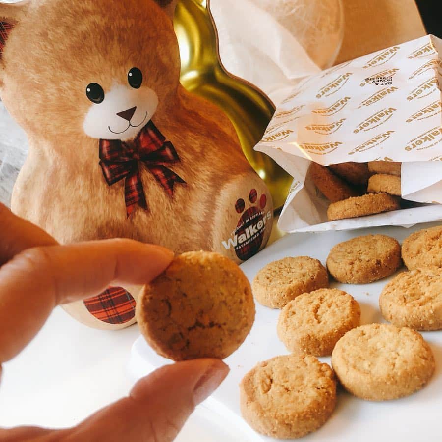 里井真由美さんのインスタグラム写真 - (里井真由美Instagram)「ウォーカーズ walkers のショートブレッド♪ ・ ・ 通常はスティックが多いですが、これは丸サイズ。くまちゃんの缶に袋でザクザク入ってます。 🐻🐻🐻癒されつつ 食べ進むぅぅぅ。 ・ ・ #walkers #ショートブレッド#クマ#くま#ありが糖運動#スイーツ#ギフト #1級フードアナリスト里井真由美 #三菱食品#ウォーカー」4月6日 19時27分 - mayumi.satoi