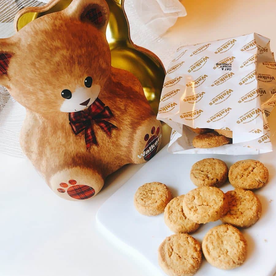 里井真由美さんのインスタグラム写真 - (里井真由美Instagram)「ウォーカーズ walkers のショートブレッド♪ ・ ・ 通常はスティックが多いですが、これは丸サイズ。くまちゃんの缶に袋でザクザク入ってます。 🐻🐻🐻癒されつつ 食べ進むぅぅぅ。 ・ ・ #walkers #ショートブレッド#クマ#くま#ありが糖運動#スイーツ#ギフト #1級フードアナリスト里井真由美 #三菱食品#ウォーカー」4月6日 19時27分 - mayumi.satoi
