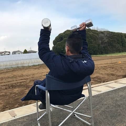 長渕剛さんのインスタグラム写真 - (長渕剛Instagram)「ロケ撮影の待ち時間、ダンベルショルダープレスが気持ちいい。  #長渕剛 #tsuyoshinagabuchi #太陽の家 #training」4月6日 19時28分 - tsuyoshi_nagabuchi