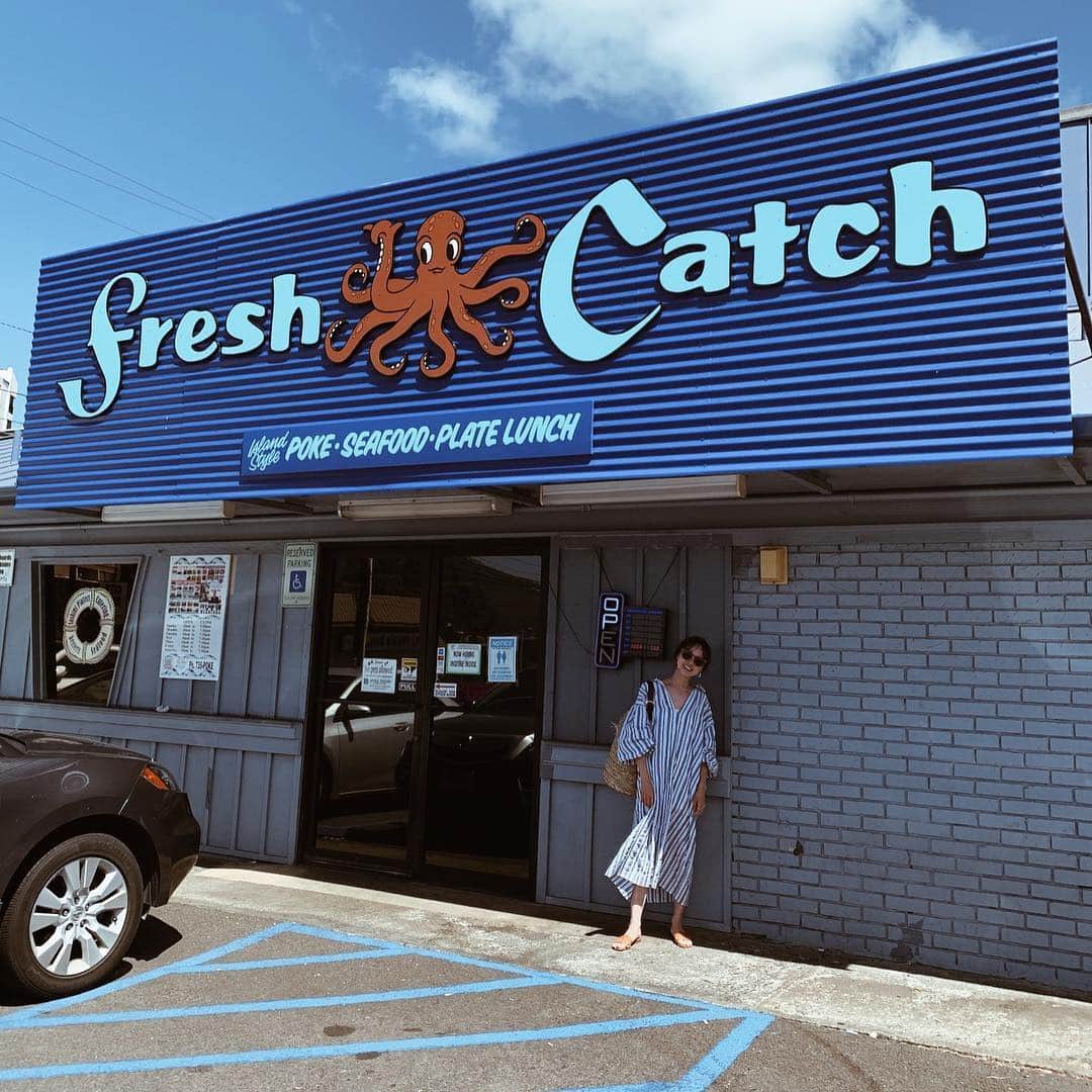 春名亜美さんのインスタグラム写真 - (春名亜美Instagram)「私、アヒポケが大っっ好物で。 前回Hawaiiに来た時に、「ONO SEAFOODより美味しいアヒポケのお店があれば教えて下さい」と書いたところ、コメントやDMで1番多かった#freshcatch 🐙 行ってみました😊 まずビックリしたのが、種類の多さ！ ハーフ&ハーフにしても絞りきれないくらいの魅力的なメニューばかり💦 でも、初めてだったので、とりあえず定番の醤油アヒとスパイシーアヒとフリカケアヒにしました🐟 一口食べて、みんながここをオススメしてくれたことに納得！！ 特に醤油アヒは私のむちゃくちゃタイプのお味でした😋 あと、フリカケアヒもすっっっごく柔らかくて、ソースとの相性も最高でした💯 ここでポケだけtake outして、お家で白いご飯炊いて食べる事が多くなりそう😋 教えて下さった方々に感謝❤️ ・ ・  #freshcatch #フレッシュキャッチ #アヒポケ #アヒポケ丼 #ahipoke #ahipokebowl #ハワイ #子連れハワイ #ハワイグルメ #hawaii #hawaiilife #ハワイ暮らし #ハワイ生活」4月6日 19時41分 - amiharunaami