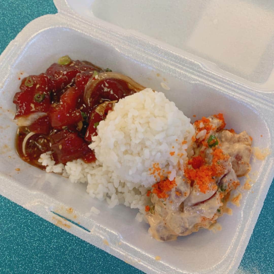 春名亜美さんのインスタグラム写真 - (春名亜美Instagram)「私、アヒポケが大っっ好物で。 前回Hawaiiに来た時に、「ONO SEAFOODより美味しいアヒポケのお店があれば教えて下さい」と書いたところ、コメントやDMで1番多かった#freshcatch 🐙 行ってみました😊 まずビックリしたのが、種類の多さ！ ハーフ&ハーフにしても絞りきれないくらいの魅力的なメニューばかり💦 でも、初めてだったので、とりあえず定番の醤油アヒとスパイシーアヒとフリカケアヒにしました🐟 一口食べて、みんながここをオススメしてくれたことに納得！！ 特に醤油アヒは私のむちゃくちゃタイプのお味でした😋 あと、フリカケアヒもすっっっごく柔らかくて、ソースとの相性も最高でした💯 ここでポケだけtake outして、お家で白いご飯炊いて食べる事が多くなりそう😋 教えて下さった方々に感謝❤️ ・ ・  #freshcatch #フレッシュキャッチ #アヒポケ #アヒポケ丼 #ahipoke #ahipokebowl #ハワイ #子連れハワイ #ハワイグルメ #hawaii #hawaiilife #ハワイ暮らし #ハワイ生活」4月6日 19時41分 - amiharunaami