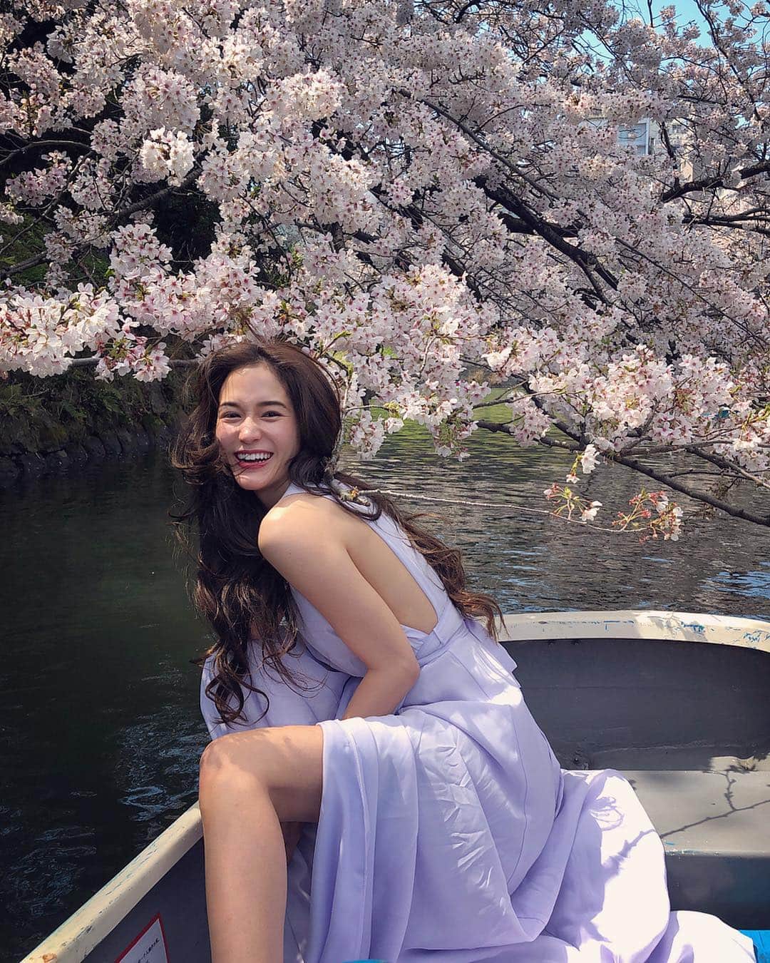 fukishaljさんのインスタグラム写真 - (fukishaljInstagram)「Sakura color dress  with Sakura 🌸 去年より人が増えていて漕いでもボート衝突したり桜の方に流されて桜の木にあたってしまいそうになったりしたけれど綺麗な場所だなぁこれからも元気で毎年咲いてほしいなと改めておもいました。 ・ スリットが可愛くてすきなこのワンピース。去年のと似てるけれど違うワンピースだよ 😁 ・ ドレスワンピとか作れたら着る人が幸せな気分になって 素敵なことを引き寄せる魔法ドレス作りたいなあ 👗 お洋服コスメ 帽子などで、 その日のなりたい気分を作れるって ちいさなマジックのようだね 🧚🏻‍♂️✨」4月6日 19時33分 - fukicammy_official