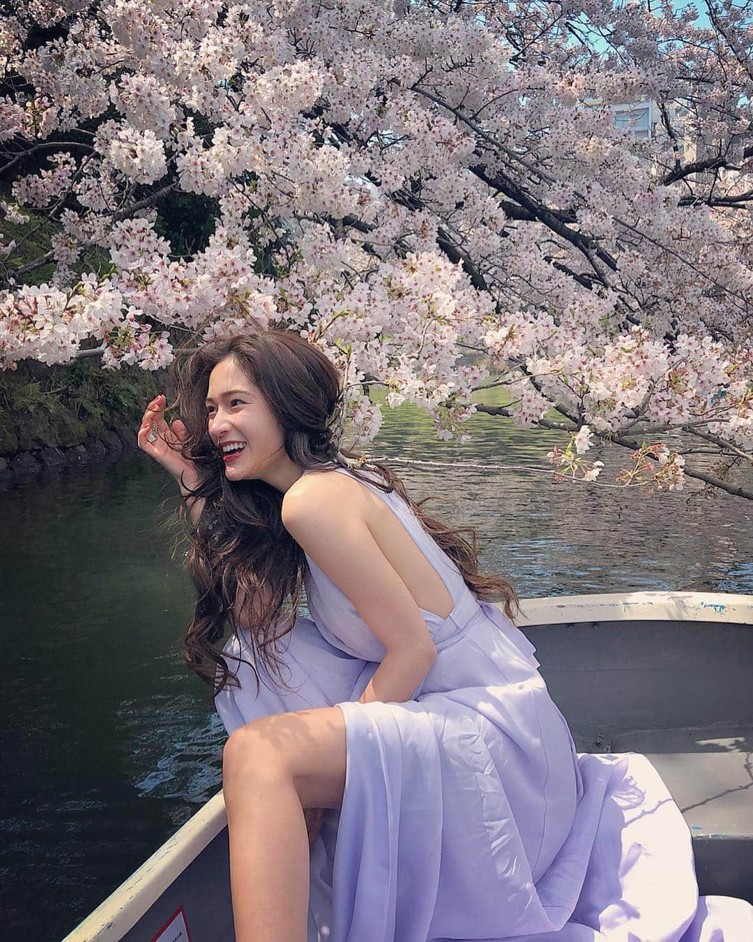 fukishaljさんのインスタグラム写真 - (fukishaljInstagram)「Sakura color dress  with Sakura 🌸 去年より人が増えていて漕いでもボート衝突したり桜の方に流されて桜の木にあたってしまいそうになったりしたけれど綺麗な場所だなぁこれからも元気で毎年咲いてほしいなと改めておもいました。 ・ スリットが可愛くてすきなこのワンピース。去年のと似てるけれど違うワンピースだよ 😁 ・ ドレスワンピとか作れたら着る人が幸せな気分になって 素敵なことを引き寄せる魔法ドレス作りたいなあ 👗 お洋服コスメ 帽子などで、 その日のなりたい気分を作れるって ちいさなマジックのようだね 🧚🏻‍♂️✨」4月6日 19時33分 - fukicammy_official