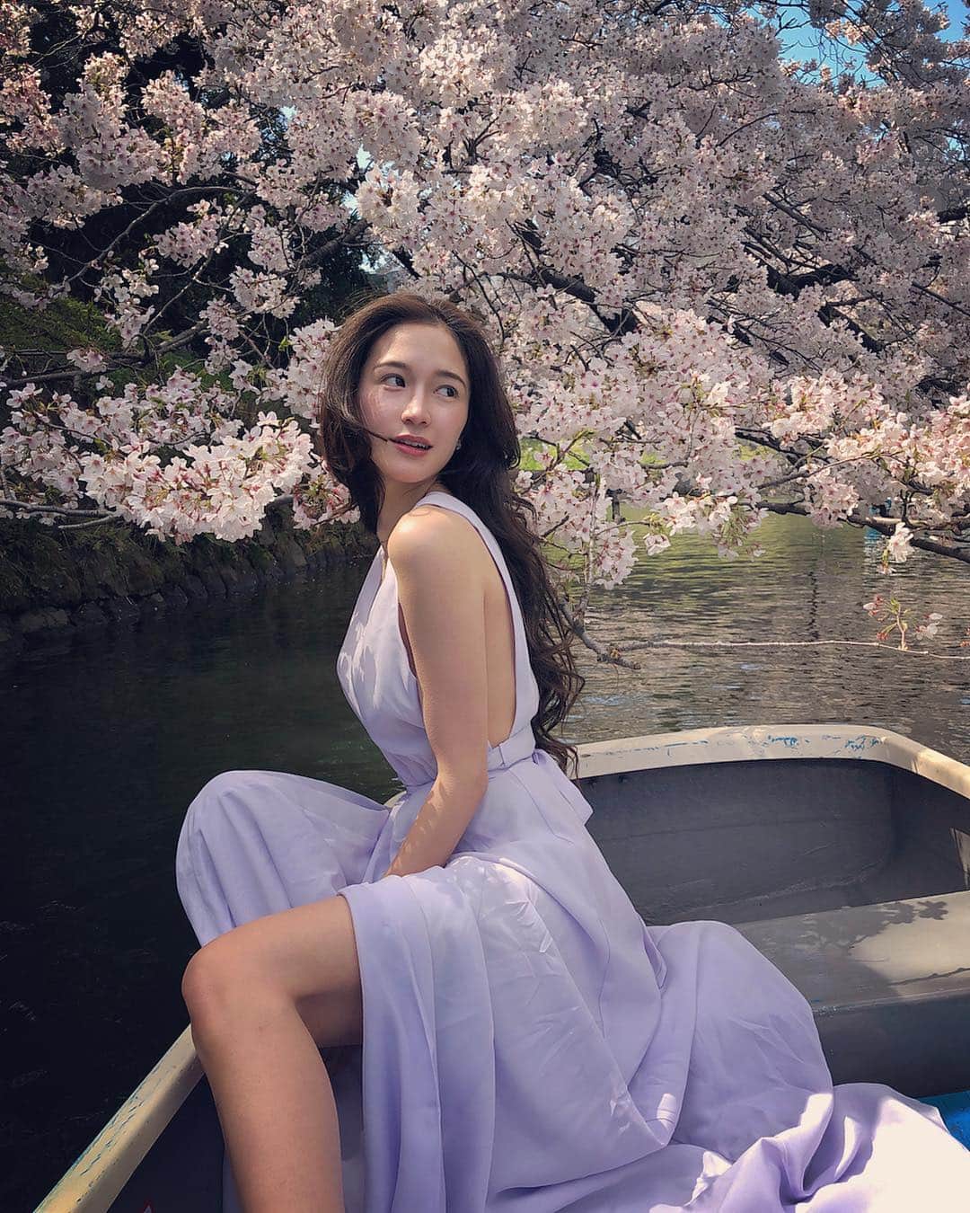fukishaljさんのインスタグラム写真 - (fukishaljInstagram)「Sakura color dress  with Sakura 🌸 去年より人が増えていて漕いでもボート衝突したり桜の方に流されて桜の木にあたってしまいそうになったりしたけれど綺麗な場所だなぁこれからも元気で毎年咲いてほしいなと改めておもいました。 ・ スリットが可愛くてすきなこのワンピース。去年のと似てるけれど違うワンピースだよ 😁 ・ ドレスワンピとか作れたら着る人が幸せな気分になって 素敵なことを引き寄せる魔法ドレス作りたいなあ 👗 お洋服コスメ 帽子などで、 その日のなりたい気分を作れるって ちいさなマジックのようだね 🧚🏻‍♂️✨」4月6日 19時33分 - fukicammy_official