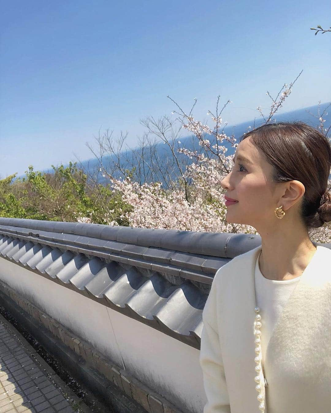 丸山悠美さんのインスタグラム写真 - (丸山悠美Instagram)「母と娘と3人女旅。 相変わらず私と娘でばぁばの取り合い。 母は穏やかで優しくて真っ直ぐで花のような人。 娘への接し方がいつも勉強になります。 .  #熱海 #熱海旅行 #ママ #癒し #温泉旅行 #親子 #子連れ #子連れ旅行 #coedahouse #happy #桜 #お花見 #6歳 #mama #ootd #coordinate」4月6日 19時37分 - maruyumi