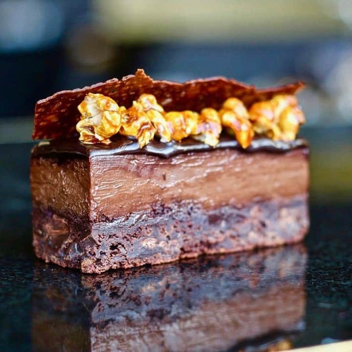 ジェイミー・オリヴァーさんのインスタグラム写真 - (ジェイミー・オリヴァーInstagram)「The perfect finisher to your #SundayRoast at @barbecoa tomorrow....still time to book, link in my bio. #Regram The mighty @barbecoa brownie. A macadamia nut brownie topped with a thick layer of chocolate creme brûlée and a dark chocolate glaze! #chocolate #pastrychef」4月6日 19時40分 - jamieoliver