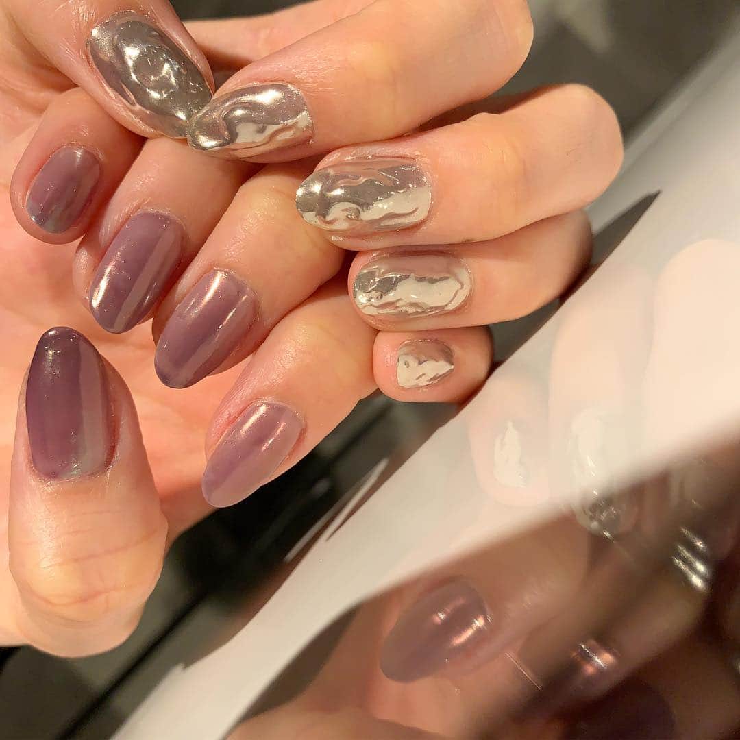RUBY&ONYX by Kanako Miuraのインスタグラム：「instagram画像から🥰 ボコボコミラー♥︎♥︎ ・ ・ ・ 4/7 11:00〜 4/9 12:00〜.14:30〜.15:00〜  ご案内可能でございます！ その他のお時間もご相談くださいませ。  お子様もお隣に座れるペアルームや個室もございます💡 ・ ・ ・ 🌿月額制もやってます🌿 ○プレミアム会員(ハンド&フット)¥29,800(税抜)・ ○ハンドレギュラー会員¥14,800(税抜)・ ○フットレギュラー会員¥14,800(税抜)・ ・ それぞれ全てのメニューが月に何度でもご利用頂けます。  ご予約、お問い合わせはDMまたは 0354595882 LINE ID：@ rubynail までお気軽にどうぞ💫  #daikanyama#nailsalon#nail#gelnail#rubyandonyx#summer#summernails#handnail#mode#cool#studs#menscare#ART#winternails#メンズネイル#メンズケア#定額制ネイル#通い放題#ジェルネイル#ネイル#ノーサンディング#ショートネイル#大人ネイル#冬ネイル#シンプルネイル#代官山ネイルサロン#トレンドネイル」