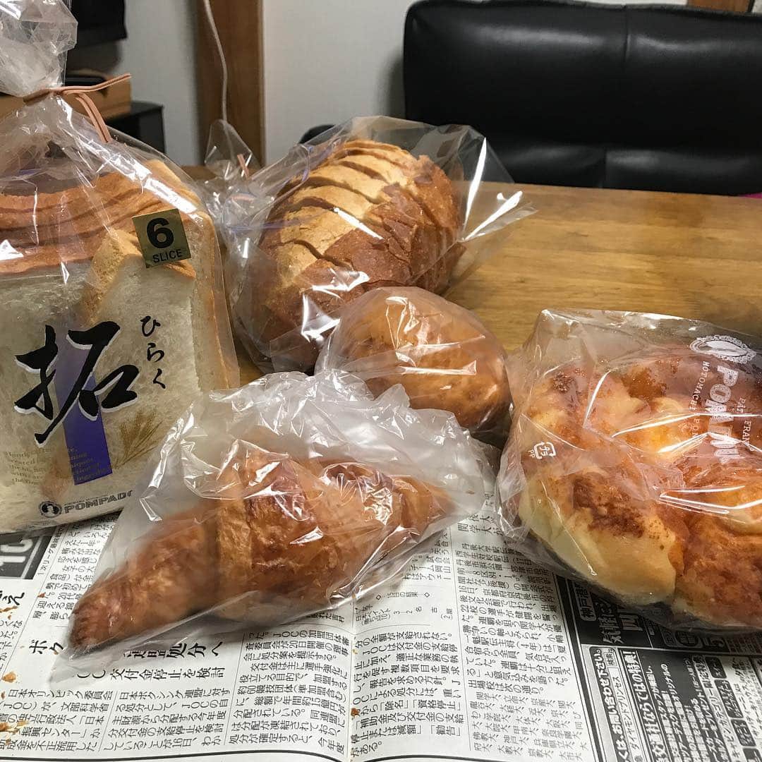メルロコ一家の楽屋裏さんのインスタグラム写真 - (メルロコ一家の楽屋裏Instagram)「横浜みやげ。 #食パンつまみ食い #パンが止まらない #日本のパンが世界一おいしい」4月6日 19時50分 - merulocomocodon