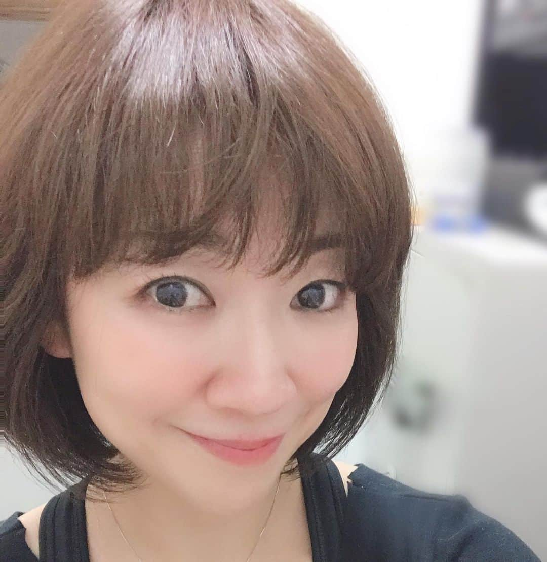 松野有里巳さんのインスタグラム写真 - (松野有里巳Instagram)「髪の毛伸ばし中✨ ようやくボブになりました💖  最近、ヒノキの花粉にくしゃみ鼻水が止まらない💦完全にデビュー。。😭 . そんな時に朗報が❤️ 『ワセリンを鼻の穴の入り口に綿棒で塗ってあげると良いのよ！』とお客様に教えてもらい、実践してます。 . これね。効果あるかもです！ わたし、個人的意見では 『有り』かも✨😳👍 #花粉症  #ワセリン #信じる者は救われる？」4月6日 19時46分 - arimin55