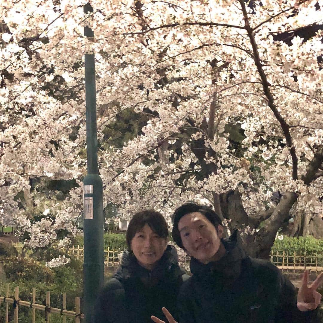 矢野きよ実さんのインスタグラム写真 - (矢野きよ実Instagram)「大好きな桜の木と 大好きな友と息子と… よかった今年も一緒に見れた。 #yanokiyomi #矢野きよ実 #桜」4月6日 19時47分 - yanokiyomi