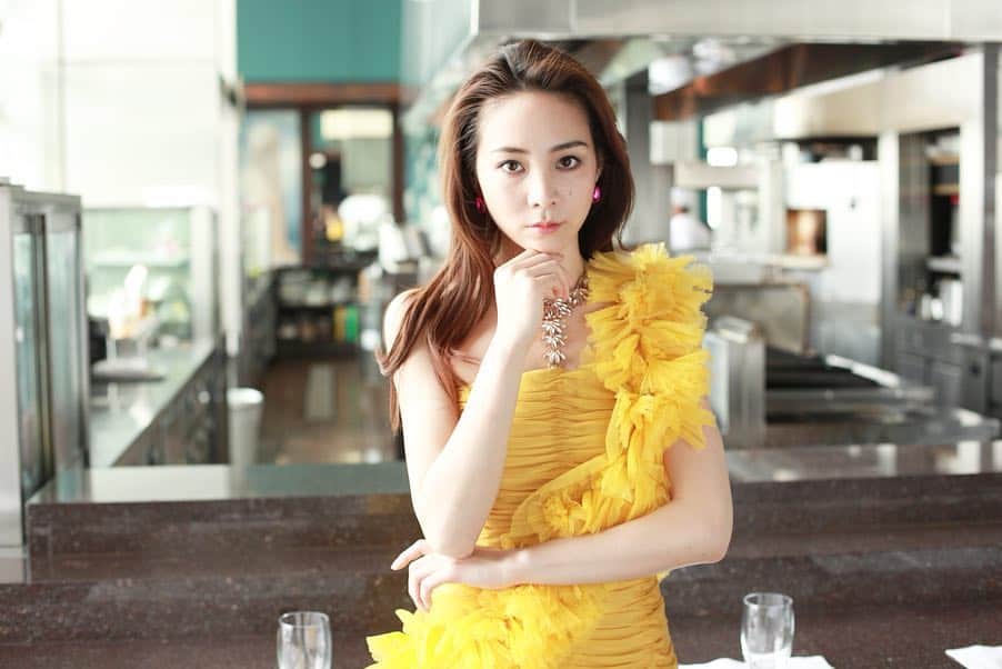 利水翔さんのインスタグラム写真 - (利水翔Instagram)「. 黄色のドレスというと ''美女と野獣'' プリンセスベルのイメージ😌✨ . ドレスを普段あまり着る機会がないので 撮影とかで着れるのはとても新鮮です👗'' . 背筋もすっとなる気がします🌸😊 . . .  #instagood #happy #enjoy #dress #japan #tokyo #me #smile #oota #yellow #fashion #make #princess #dress  #メイク #ファッション #東京 #日本 #ドレス #利水つばさ #プリンセス #ベル #美女と野獣  #カラードレス #パーティドレス #ファインダー越しの私の世界」4月6日 19時48分 - tsubasa.toshimizu