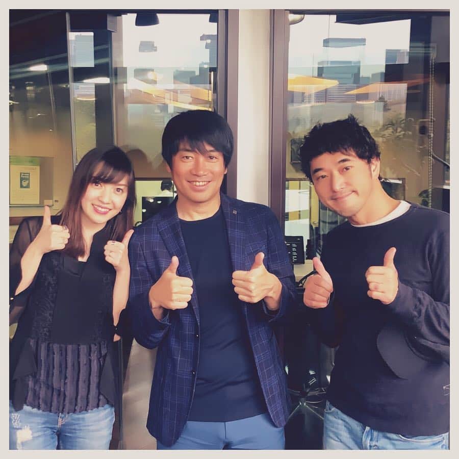 高橋万里恵さんのインスタグラム写真 - (高橋万里恵Instagram)「*﻿ 改めての写真🌸🌸﻿ 哲生さんは10年、健朗さんは3年、﻿ 本当にお疲れ様でした✨✨﻿ 大人になってこんな青春が出来るなんて😆‼️﻿ そんなあっという間の時間でした😊😊﻿ 大好きな場所でした✨✨ .﻿ まぁ、もはや家族だからw﻿ しょっ中会うとは思いますがw﻿ 健朗さんは珍しくニコっとした写真😊 ﻿ 哲生さんとのは2人とも酔っ払い😊﻿ これからも末永く宜しくお願いします😆‼️﻿ .﻿ 最終日は暖かいコメント皆さん﻿ 本当にありがとうございました✨✨﻿ .﻿ #chronos #クロノス #tokyofm #中西哲生 #速水健朗 #この日は飲んで歌ったねー #家族 #戦友 #二度と言いませんが2人とも割と好きです #会うと喧嘩しちゃうけど #感謝」4月6日 19時51分 - marie__takahashi