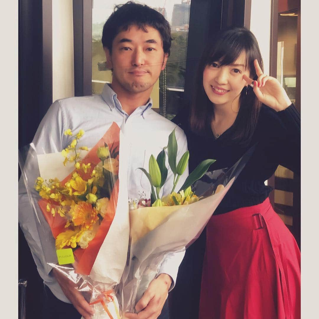 高橋万里恵さんのインスタグラム写真 - (高橋万里恵Instagram)「*﻿ 改めての写真🌸🌸﻿ 哲生さんは10年、健朗さんは3年、﻿ 本当にお疲れ様でした✨✨﻿ 大人になってこんな青春が出来るなんて😆‼️﻿ そんなあっという間の時間でした😊😊﻿ 大好きな場所でした✨✨ .﻿ まぁ、もはや家族だからw﻿ しょっ中会うとは思いますがw﻿ 健朗さんは珍しくニコっとした写真😊 ﻿ 哲生さんとのは2人とも酔っ払い😊﻿ これからも末永く宜しくお願いします😆‼️﻿ .﻿ 最終日は暖かいコメント皆さん﻿ 本当にありがとうございました✨✨﻿ .﻿ #chronos #クロノス #tokyofm #中西哲生 #速水健朗 #この日は飲んで歌ったねー #家族 #戦友 #二度と言いませんが2人とも割と好きです #会うと喧嘩しちゃうけど #感謝」4月6日 19時51分 - marie__takahashi