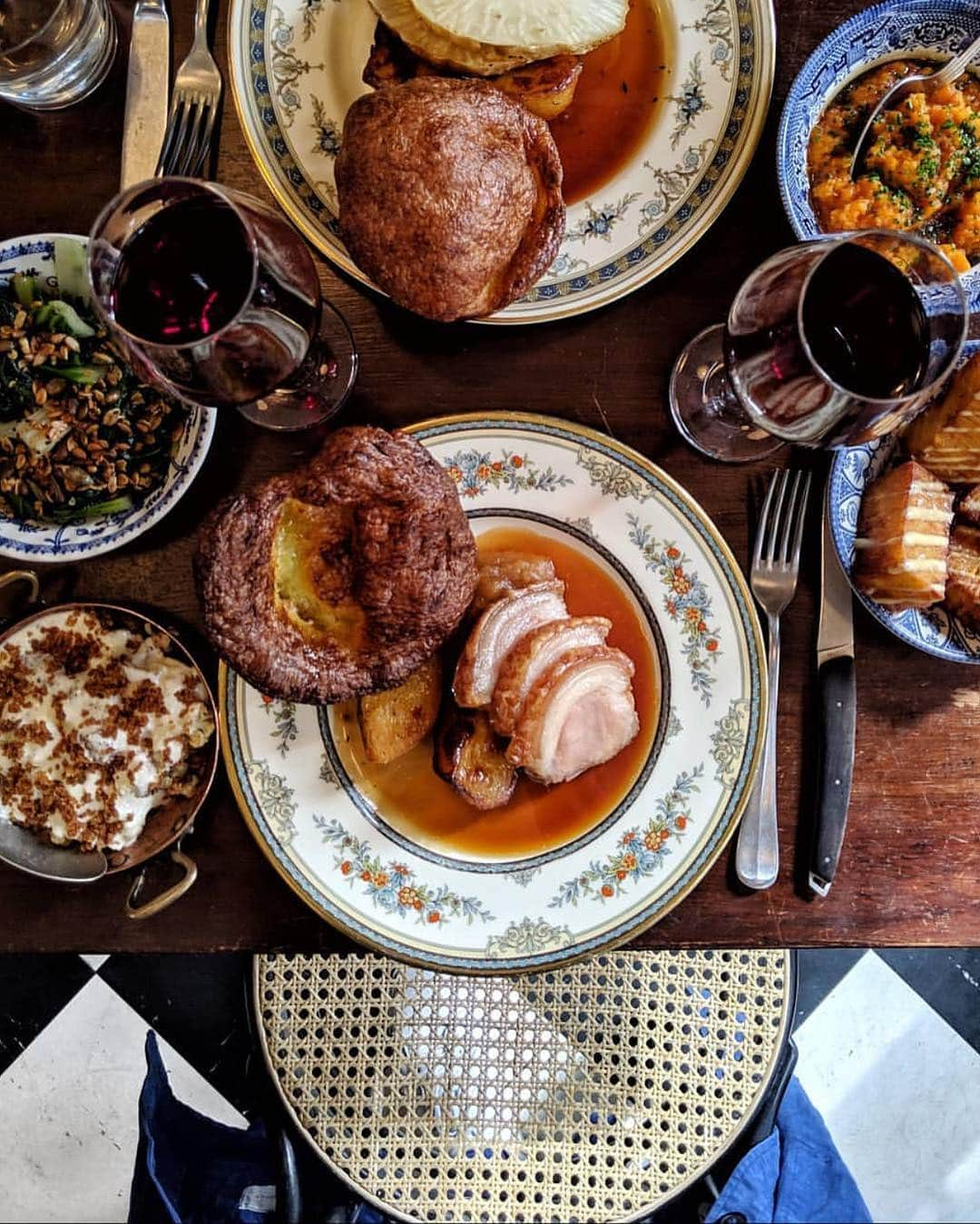 @LONDON | TAG #THISISLONDONさんのインスタグラム写真 - (@LONDON | TAG #THISISLONDONInstagram)「@clerkenwellboyec1 says... kicking off the weekend with EPIC Sunday Roast inspiration from @qualitychop by @shaunsearley and team including delicious middle white & pistachio terrine, grilled mackerel with smoked eel and artichokes, crispy croquettes with wild garlic, the best parfait in the world with black truffles, plus a classic Sunday Roast with all the trimmings and *THOSE* legendary confit potatoes (just look at all the layers!) ... also ordered boozy prune ice cream and burnt meringue with rhubarb and custard to finish! 🌞🌿🔥🍗🍷🇬🇧❤️ Thank us after...! . #thisislondon #sundayroast #londonfood #london #londonreviewed」4月6日 19時52分 - london