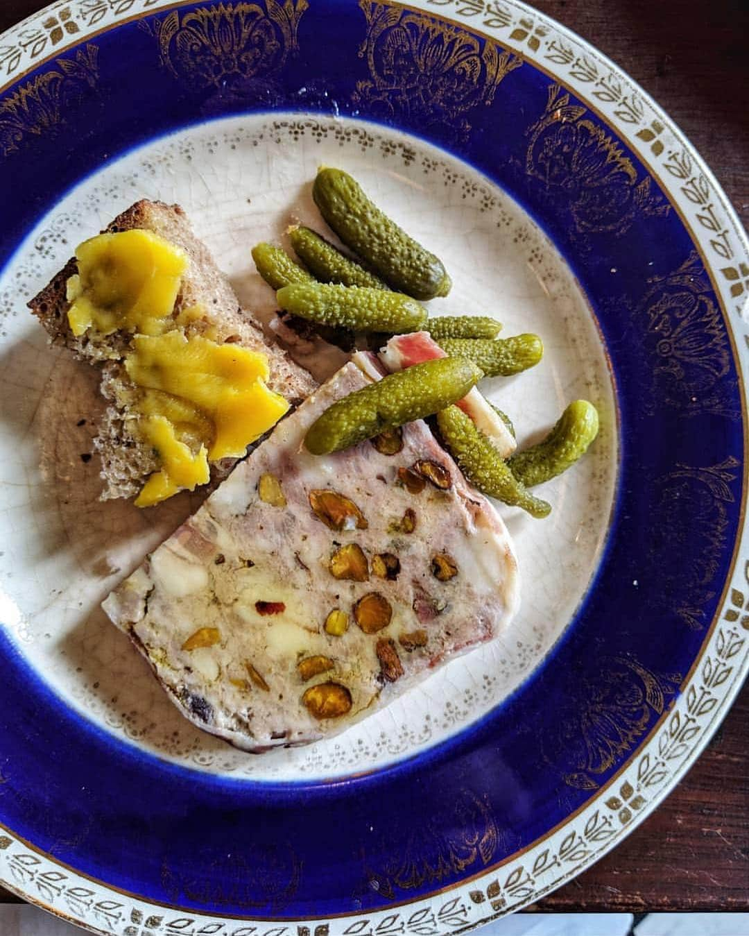 @LONDON | TAG #THISISLONDONさんのインスタグラム写真 - (@LONDON | TAG #THISISLONDONInstagram)「@clerkenwellboyec1 says... kicking off the weekend with EPIC Sunday Roast inspiration from @qualitychop by @shaunsearley and team including delicious middle white & pistachio terrine, grilled mackerel with smoked eel and artichokes, crispy croquettes with wild garlic, the best parfait in the world with black truffles, plus a classic Sunday Roast with all the trimmings and *THOSE* legendary confit potatoes (just look at all the layers!) ... also ordered boozy prune ice cream and burnt meringue with rhubarb and custard to finish! 🌞🌿🔥🍗🍷🇬🇧❤️ Thank us after...! . #thisislondon #sundayroast #londonfood #london #londonreviewed」4月6日 19時52分 - london