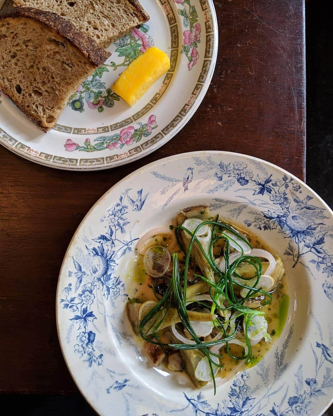 @LONDON | TAG #THISISLONDONさんのインスタグラム写真 - (@LONDON | TAG #THISISLONDONInstagram)「@clerkenwellboyec1 says... kicking off the weekend with EPIC Sunday Roast inspiration from @qualitychop by @shaunsearley and team including delicious middle white & pistachio terrine, grilled mackerel with smoked eel and artichokes, crispy croquettes with wild garlic, the best parfait in the world with black truffles, plus a classic Sunday Roast with all the trimmings and *THOSE* legendary confit potatoes (just look at all the layers!) ... also ordered boozy prune ice cream and burnt meringue with rhubarb and custard to finish! 🌞🌿🔥🍗🍷🇬🇧❤️ Thank us after...! . #thisislondon #sundayroast #londonfood #london #londonreviewed」4月6日 19時52分 - london