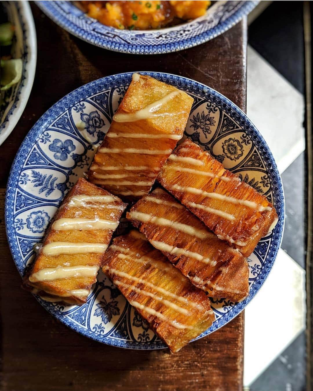 @LONDON | TAG #THISISLONDONさんのインスタグラム写真 - (@LONDON | TAG #THISISLONDONInstagram)「@clerkenwellboyec1 says... kicking off the weekend with EPIC Sunday Roast inspiration from @qualitychop by @shaunsearley and team including delicious middle white & pistachio terrine, grilled mackerel with smoked eel and artichokes, crispy croquettes with wild garlic, the best parfait in the world with black truffles, plus a classic Sunday Roast with all the trimmings and *THOSE* legendary confit potatoes (just look at all the layers!) ... also ordered boozy prune ice cream and burnt meringue with rhubarb and custard to finish! 🌞🌿🔥🍗🍷🇬🇧❤️ Thank us after...! . #thisislondon #sundayroast #londonfood #london #londonreviewed」4月6日 19時52分 - london