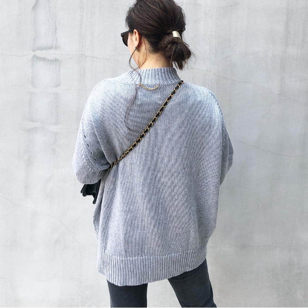 chiyo1173さんのインスタグラム写真 - (chiyo1173Instagram)「#outfitoftheday  今日はとっても良いお天気で、 ぽかぽかな1日でした。 このまま暖かい日が続いてくれるといいな✨ ・ ・ knit：#damefrank #ダムフランク pants：#redcardtokyo #レッドカード bag：#chanel #シャネル shoes：#pellicosunny #ペリーコサニー ・ ・ 今の時期にさらりと一枚で着れる @damefrank_official の春素材のニット。 後ろ首元にさりげなくゴールドのチェーンが付いているのが、これまた可愛いんです💗 ・ ・」4月6日 19時54分 - chiyo1173