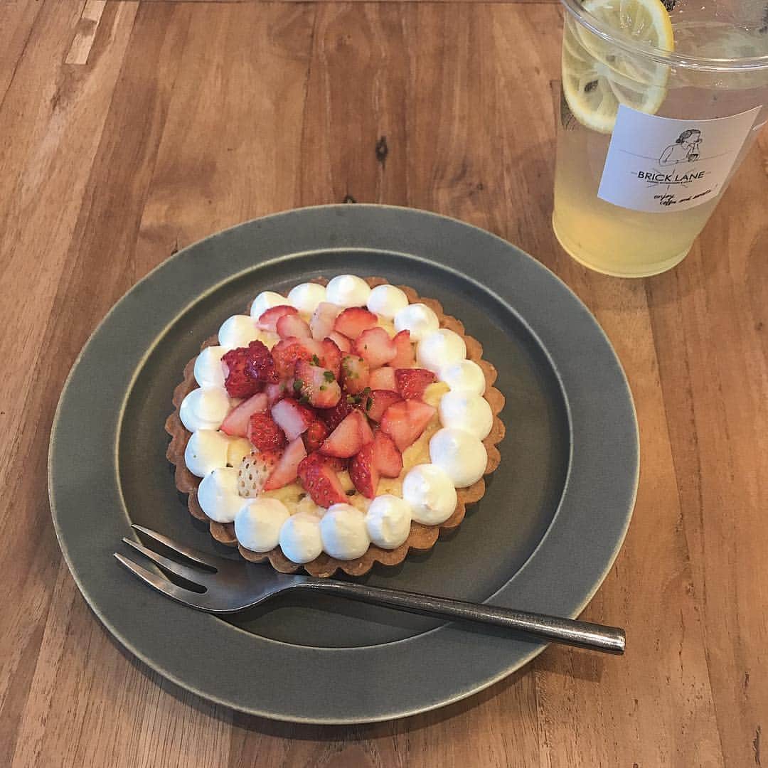 岡元優香さんのインスタグラム写真 - (岡元優香Instagram)「BRICK LANEの 期間限定いちごタルト🍓♡ とレモネード♡ #BRICKLANE #世田谷#世田谷カフェ」4月6日 19時54分 - ___o3yuka._