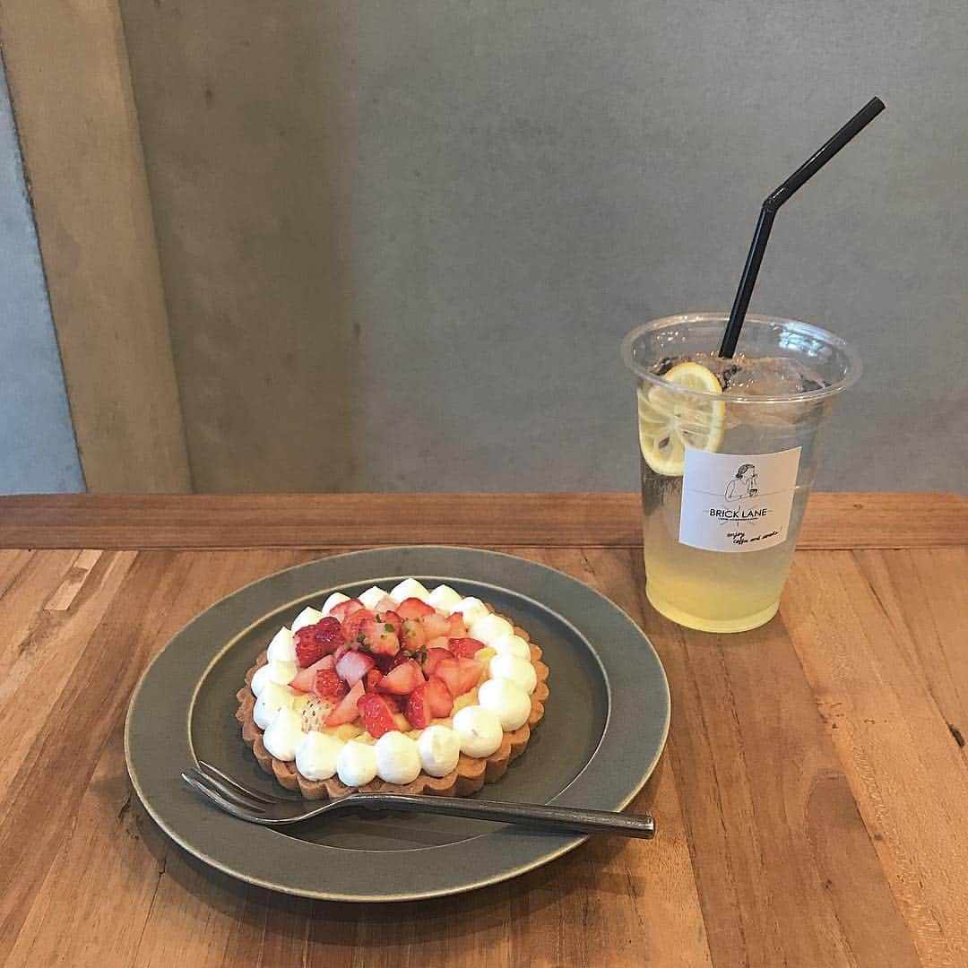 岡元優香さんのインスタグラム写真 - (岡元優香Instagram)「BRICK LANEの 期間限定いちごタルト🍓♡ とレモネード♡ #BRICKLANE #世田谷#世田谷カフェ」4月6日 19時54分 - ___o3yuka._
