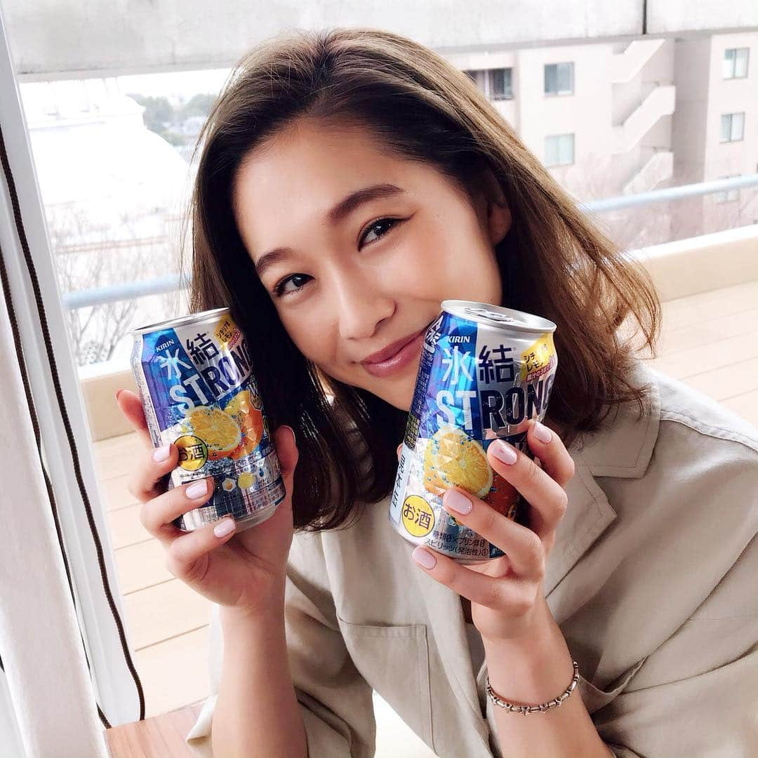 GINGERさんのインスタグラム写真 - (GINGERInstagram)「りちゃこと氷結ストロング❤ 撮影ではひとりの時間もハッピーに楽しむことができる、大人の女性を演じてもらいました😆 . でも実はこの日、外は雪がちらつくような真冬の寒さ‼️ そんななか頑張ってくれたりさこに拍手👏を送ります✨(笑) #gingermagazine  #谷川りさこ #オフショット #氷結ストロング  #ジンジャー #ginger #gingerweb」4月6日 19時54分 - ginger_magazine