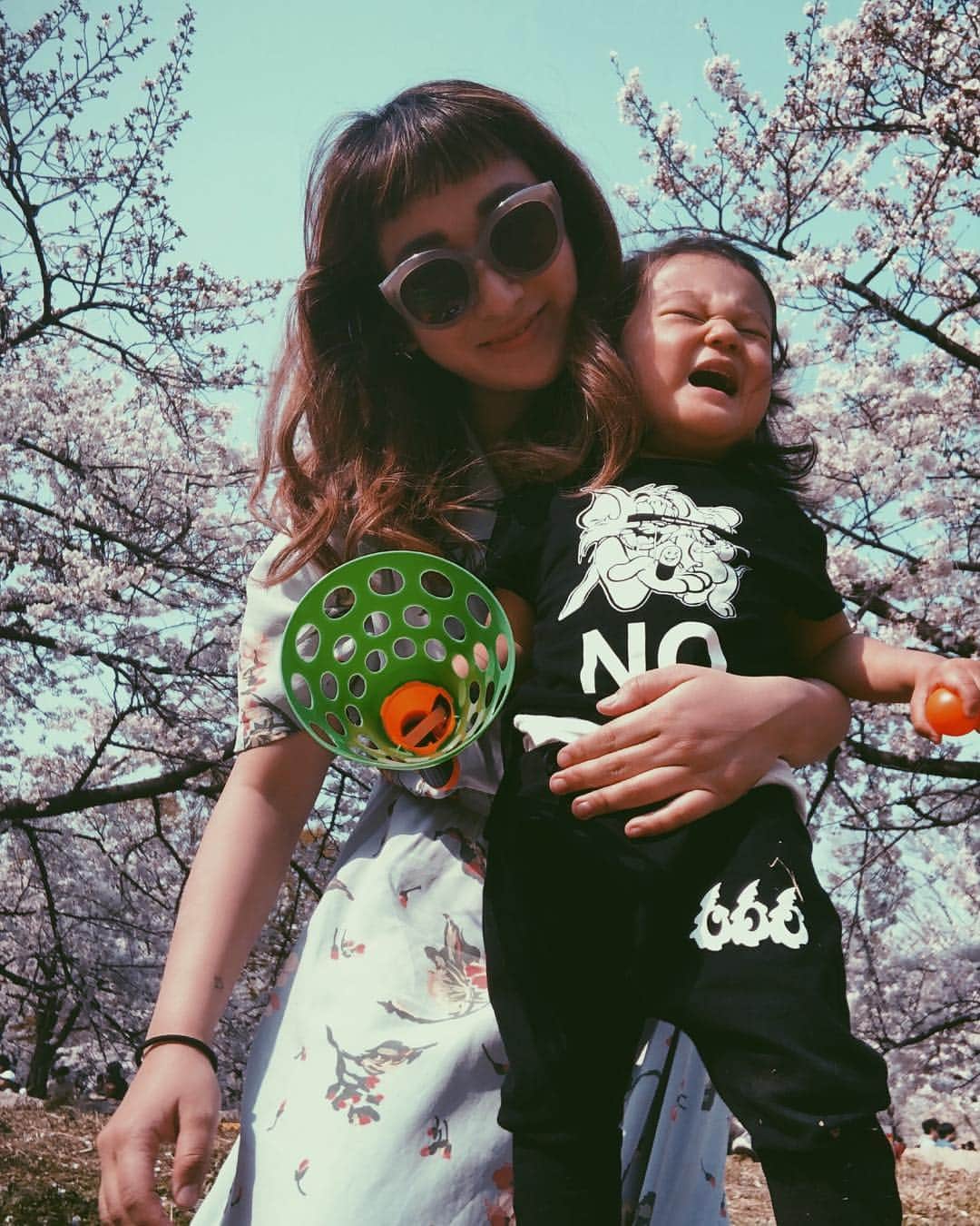 Saki さんのインスタグラム写真 - (Saki Instagram)「すべての2ショットの写真嫌がられてるんですけど🤭😂おもろい写真やわ🌸🌸動きを止められるのが大の苦手‼️抱っこもするなー離してくれー💨💨とりあえず、食べてる時以外じっとしない、走り回る😅お母ちゃん半袖で汗かきました💦笑 #大阪城 🏯の花見🌸意外と初めて来たんやけどすんごい桜の量で圧倒された👏🏼👏🏼人の量も凄すぎるから、途中ひと少なめの芝まで移動して遊んでた🌱一周回りたかったー🏯✨🥺 #osakacastle #osaka #花見 #お花見 #桜 #cherryblossom  #赤ちゃん #ベビー  #谷口じょあん #恕空 #親バカ #男の子 #男の子ママ #息子 #生後23ヶ月 #1歳 #1歳11ヶ月  #親子  #ロン毛男子  #myson #mama #mamalife  #babyphoto  #23mounth」4月6日 19時56分 - saki1011