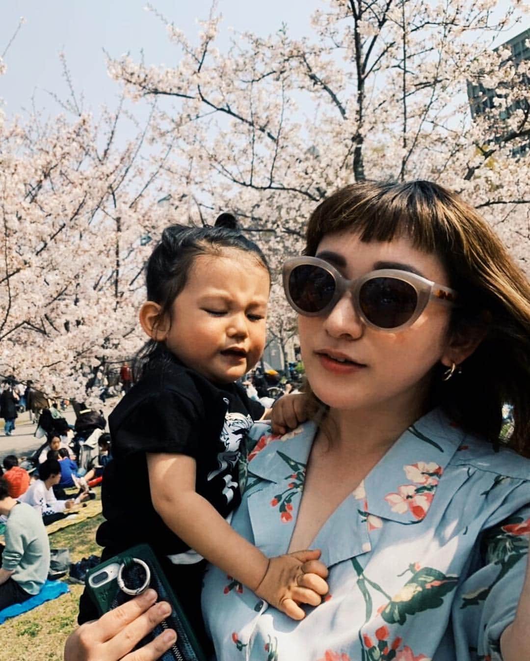 Saki さんのインスタグラム写真 - (Saki Instagram)「すべての2ショットの写真嫌がられてるんですけど🤭😂おもろい写真やわ🌸🌸動きを止められるのが大の苦手‼️抱っこもするなー離してくれー💨💨とりあえず、食べてる時以外じっとしない、走り回る😅お母ちゃん半袖で汗かきました💦笑 #大阪城 🏯の花見🌸意外と初めて来たんやけどすんごい桜の量で圧倒された👏🏼👏🏼人の量も凄すぎるから、途中ひと少なめの芝まで移動して遊んでた🌱一周回りたかったー🏯✨🥺 #osakacastle #osaka #花見 #お花見 #桜 #cherryblossom  #赤ちゃん #ベビー  #谷口じょあん #恕空 #親バカ #男の子 #男の子ママ #息子 #生後23ヶ月 #1歳 #1歳11ヶ月  #親子  #ロン毛男子  #myson #mama #mamalife  #babyphoto  #23mounth」4月6日 19時56分 - saki1011