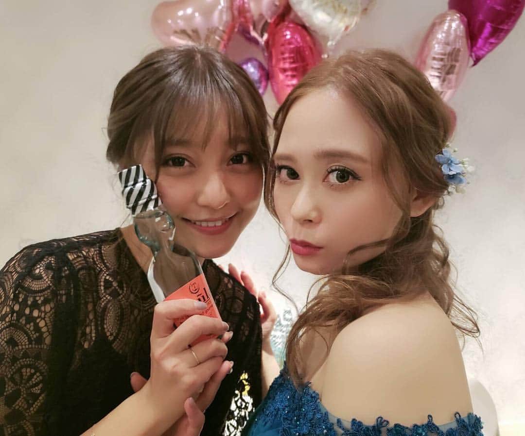 本田しおりのインスタグラム：「写真撮れてない友達もおるけど 式に来てくれた愛するお友達♡  主人のサプライズでコメントMovieくれたお友達も含めて皆愛しとる♡  ありがとう♡  #私が小さいのではない #皆が背が高いだけ #わしは妊婦やけヒール履けんからいつもよりチビ🤰」