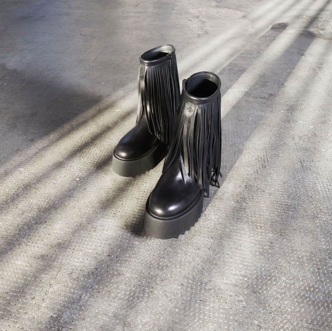 のインスタグラム：「COACHELLA by Bruno Bordese available on www.brunobordese.com . . . . . . . . #coachella #boots #newcollection #fringed #leather #black #shoes #brunobordese #shoesoftheday#picoftheday #shoesdesign #fashiondasign #milan #madeinitaly #shoesaddict #instashoes #shoelover #fashionshoes #italianshoes」