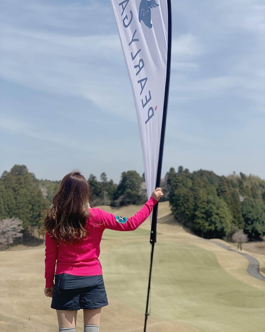 李 雨瀟さんのインスタグラム写真 - (李 雨瀟Instagram)「"PEARLY GATES " 〜FUTURE GOLF TOUR 2019〜 . ㊗️パーリーゲイツの30周年。 千葉で行われたプロアマ大会に参戦してきました🏌️‍♀️ ドキドキしすぎて前日あまり寝れず...🤣 . 各組に1人プロが入ったチームでの変則スクランブル方式で、 前半は #額賀辰徳プロ、後半は #比嘉一貴 プロと一緒に回らせて頂きました💛 間近で見るプロのスイングはやっぱりすごい！！🥺✨✨ 動画を撮らせて頂いたのですが、コマ送りにして何度見ても美しすぎて勉強になる〜🧐!!! （▷スライドで載せました） . 私ももっともっときれいなスイングになりたいです♡ 試合ではパターで少しは貢献できたかな☺️？ とても楽しいゴルフでした🥰🌸 ステキな大会に参加させて頂きありがとうございました💞✨また参加できるようにパター練習しておきます😝 あーゴルフってなんでこんなに楽しいんだろう❤️ . . . #FUTUREGOLFTOUR  #golf #golfswing #golfwear #pearlygates #golflove  #パーリーゲイツ  #パーリーゲイツコーデ #パター好き  #パーリーゲイツ女子 #ゴルフ #ゴルフ好き #ゴルフ女子  #ゴルフコーデ #ゴルフスイング #プロゴルファー #太平洋クラブ #太平洋クラブ成田コース #ゴルフバカ」4月6日 20時03分 - yuisho_ri