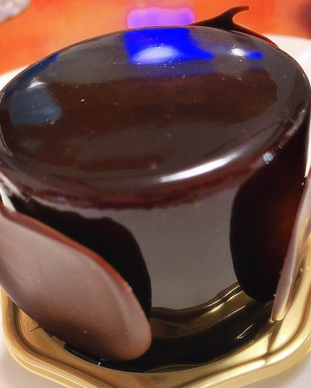 森藤恵美さんのインスタグラム写真 - (森藤恵美Instagram)「no chocolate no life🍰🍫😝💕 chocolate mirror チョコレートがテカテカで鏡になってる #chocolate #cake #グアナラ #sweets」4月6日 20時03分 - emi_morifuji