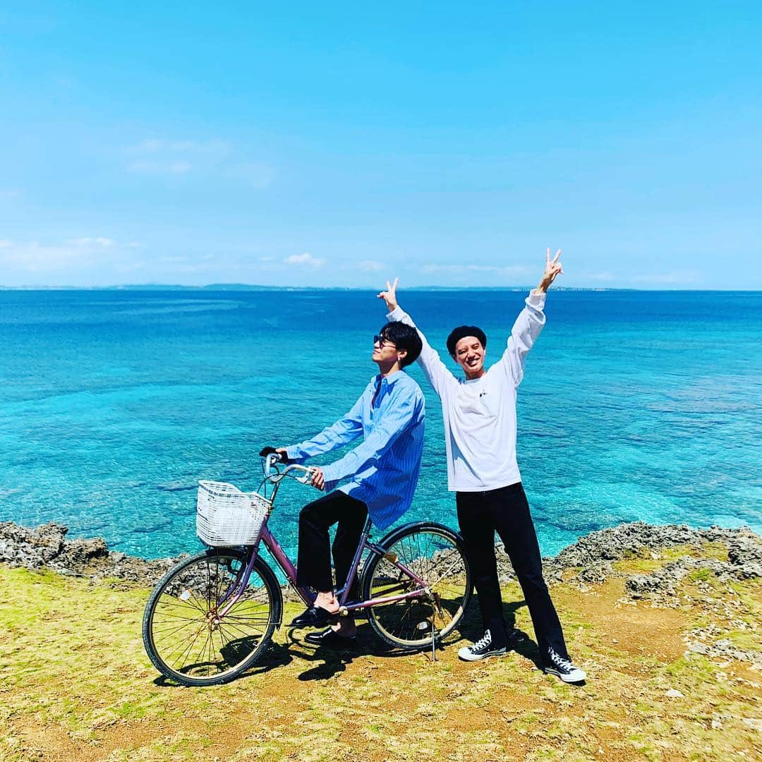 高木万平・心平さんのインスタグラム写真 - (高木万平・心平Instagram)「サイコー☀️🏝shinpei manpei  #twins #双子 #高木万平 #高木心平 #oneplusone #沖縄 #久高島 #神の島 #大自然 #チャリ活 #朝活 #離島 #unused  #h_beautyandyouth  #oldpark #ct70」4月6日 20時06分 - man_shin_takagi