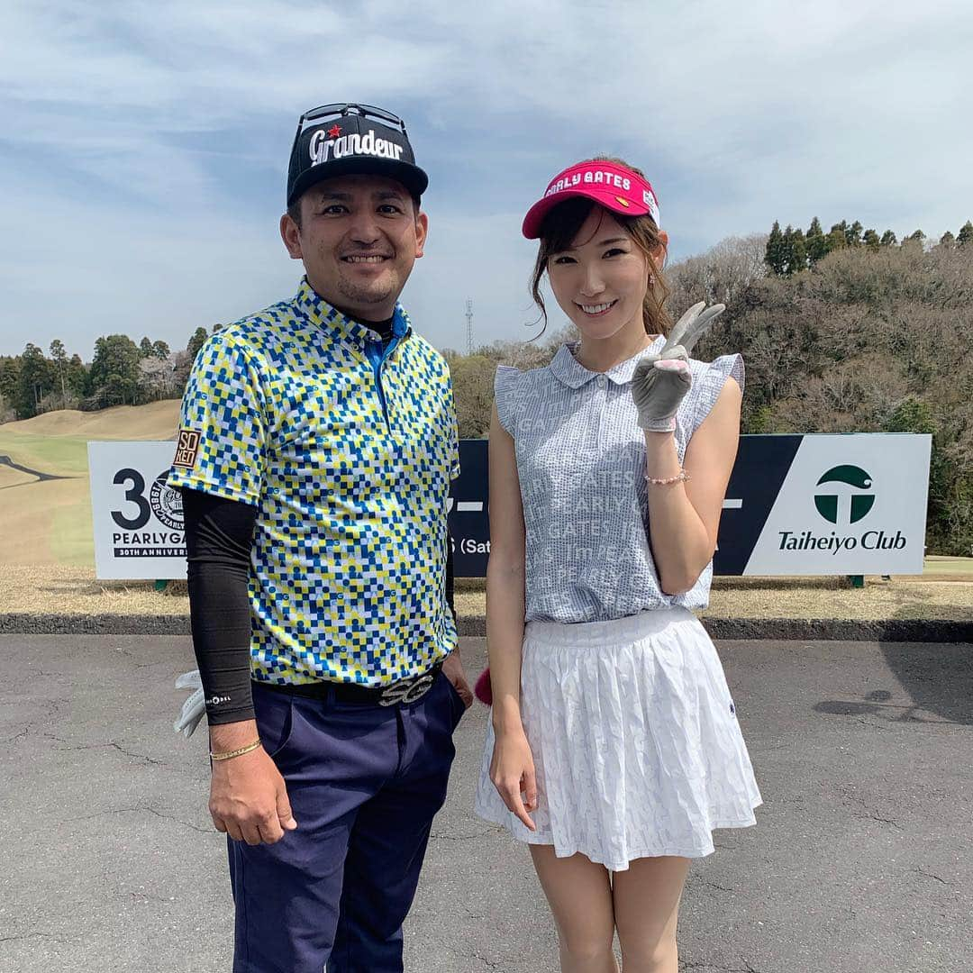 美波千夏さんのインスタグラム写真 - (美波千夏Instagram)「⛳️🤩⛳️🤩⛳️ 昨日の @pearlygates_official 30周年フューチャーツアーのプロアマで前半ご一緒させていただいた @m.a.s.a.k.a.n.o.masaoka プロと⭐︎ 正岡竜二プロがとにかく優しくて気さくで、練習からラウンド中まで沢山教えてくださったんです⛳️ 私はドライバーが右に行くのが最近のお悩みだったのですが、言われたこと2つを実行しただけで真っ直ぐ飛ぶように🤭 . ドライバーの調子が上がってきた頃に、正岡プロが『動画撮る？』と言ってくださったので、お願いしちゃいました！優しい🙈 そして私は期待を裏切らない😂なんだこのあたりそびれは！ヒドイ！ひどすぎる！笑 『あーこういう時にかぎってー』と心の叫びが漏れてしまいました🤭 . 昨日のプロアマはベストボール方式だったのですが、レディースティーが結構前ということもあり、私のドライバーショットが採用されたこともあったんですよー🥳それくらいドライバーが良くなりました🙌 私褒められて伸びるタイプなので←同組の方も沢山褒めてくださり、幸せな1日でした！🥳💖笑 ありがとうございました🌟 . . . . #パーリーゲイツ #PEARLYGATES #フューチャーゴルフツアー #futuregolftour」4月6日 20時20分 - chinatsu_minami