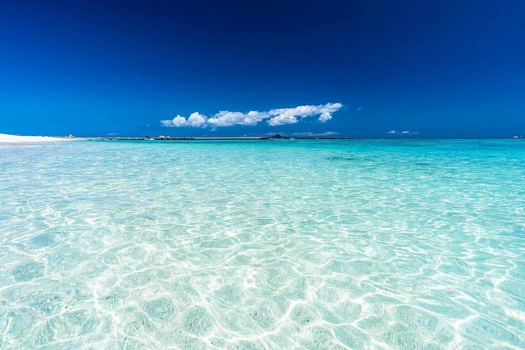 Syuuichi Yamadaさんのインスタグラム写真 - (Syuuichi YamadaInstagram)「今日の水納島🏝 今年イチの陽気で 夏みたいな海と空だったよ🌞 そろそろ沖縄の夏 始まるねー！😆✨」4月6日 20時12分 - yama_ok5