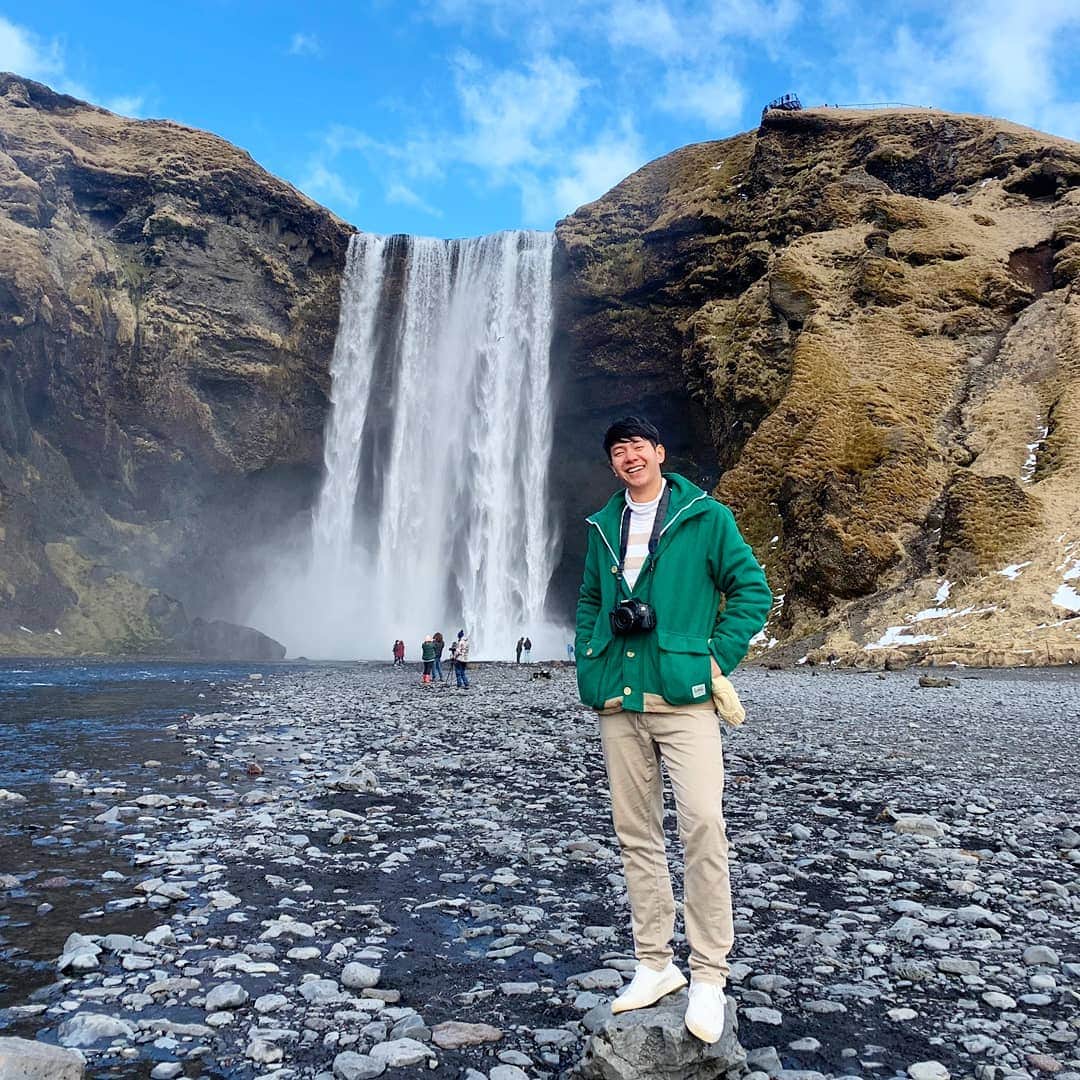 アイス・サランユーのインスタグラム：「ยิ่งใหญ่ (ตึ่งๆๆ) เกรียงไกร (ตึ่งๆๆ) เกินใคร(ตึ่งๆๆ) ไอซ์แลนด์(ตึ่งๆๆ) 👏👏👏👏👏👏👏👏👏 #skogafoss  #icesarunyu  #iceland  #icesarunyuaroundtheworld」