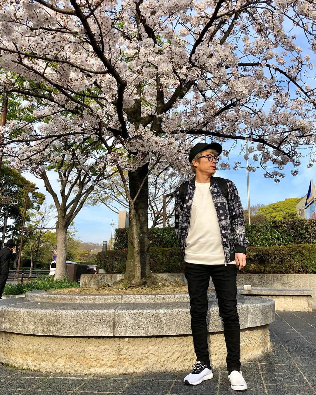 田村淳のインスタグラム：「桜🌸桜🌸桜🌸 桜に目が行く写真だと思うけど 実は足元を見て欲しいのよ 靴が片方違うのを履いてるのさ どこに行った俺の片方の靴👟 てかこの靴返さなきゃ…  #靴問題はこの後解決 #桜#森山#森山未來#みなとみらい #港が見える丘公園 #港のヨーコ横浜横須賀  #balr #BALR」